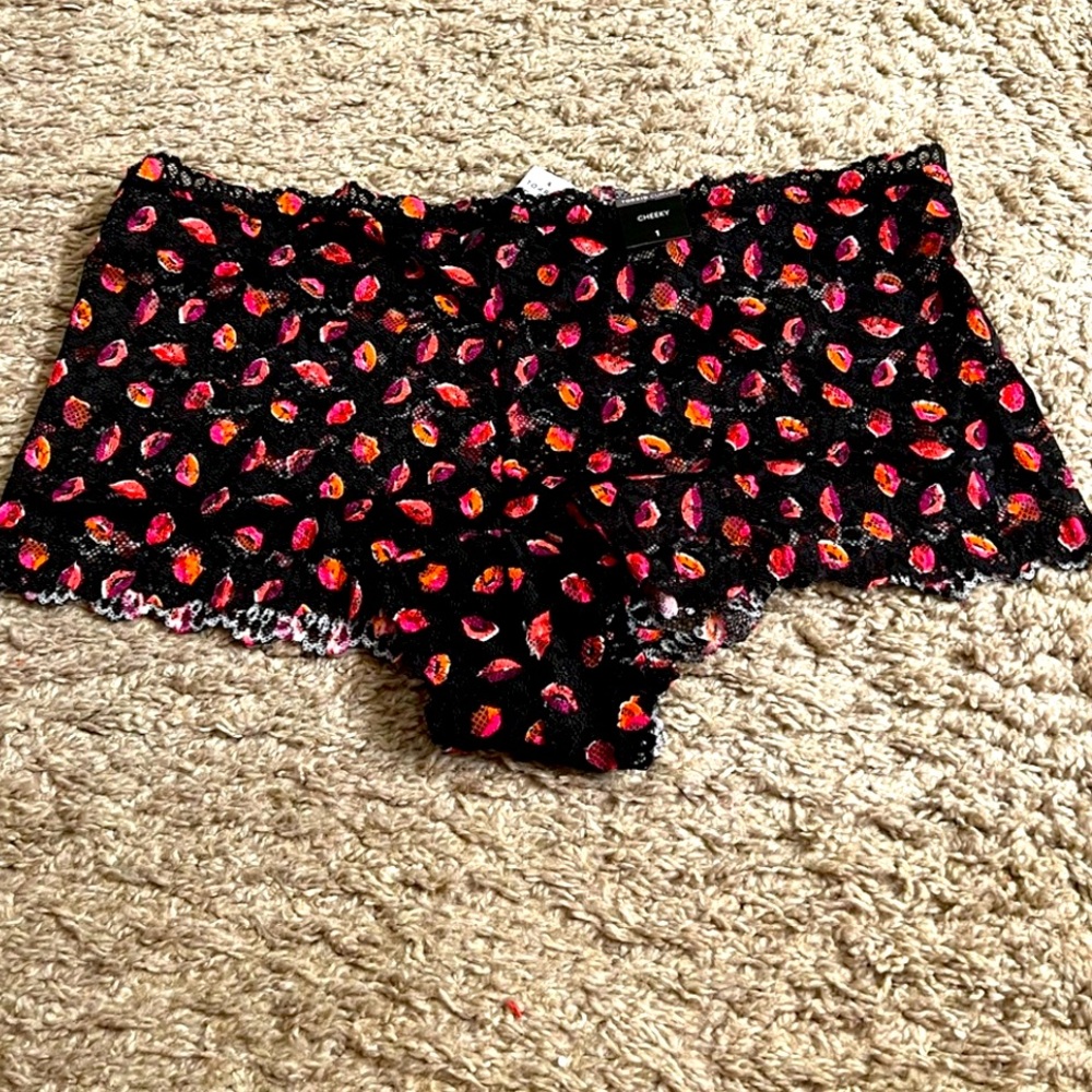 Torrid Black Valentine Lips Mid-Rise Simply Lace Cheeky Panty Underwear - size 1